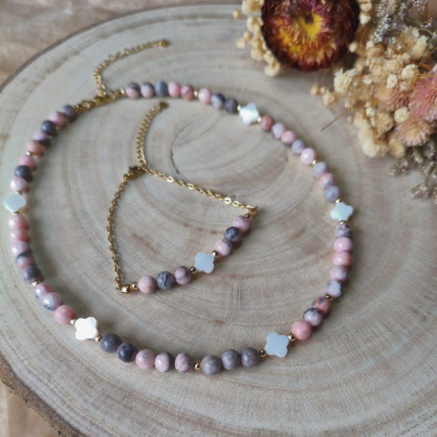 Pulseira Aura Rosa VI – Jaspe Zebra Rosa e Flores de Madre Pérola