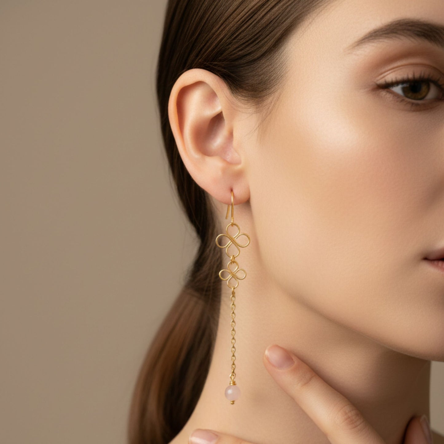 Brincos Aura Rosa – Flores Moldadas e Quartzo Rosa