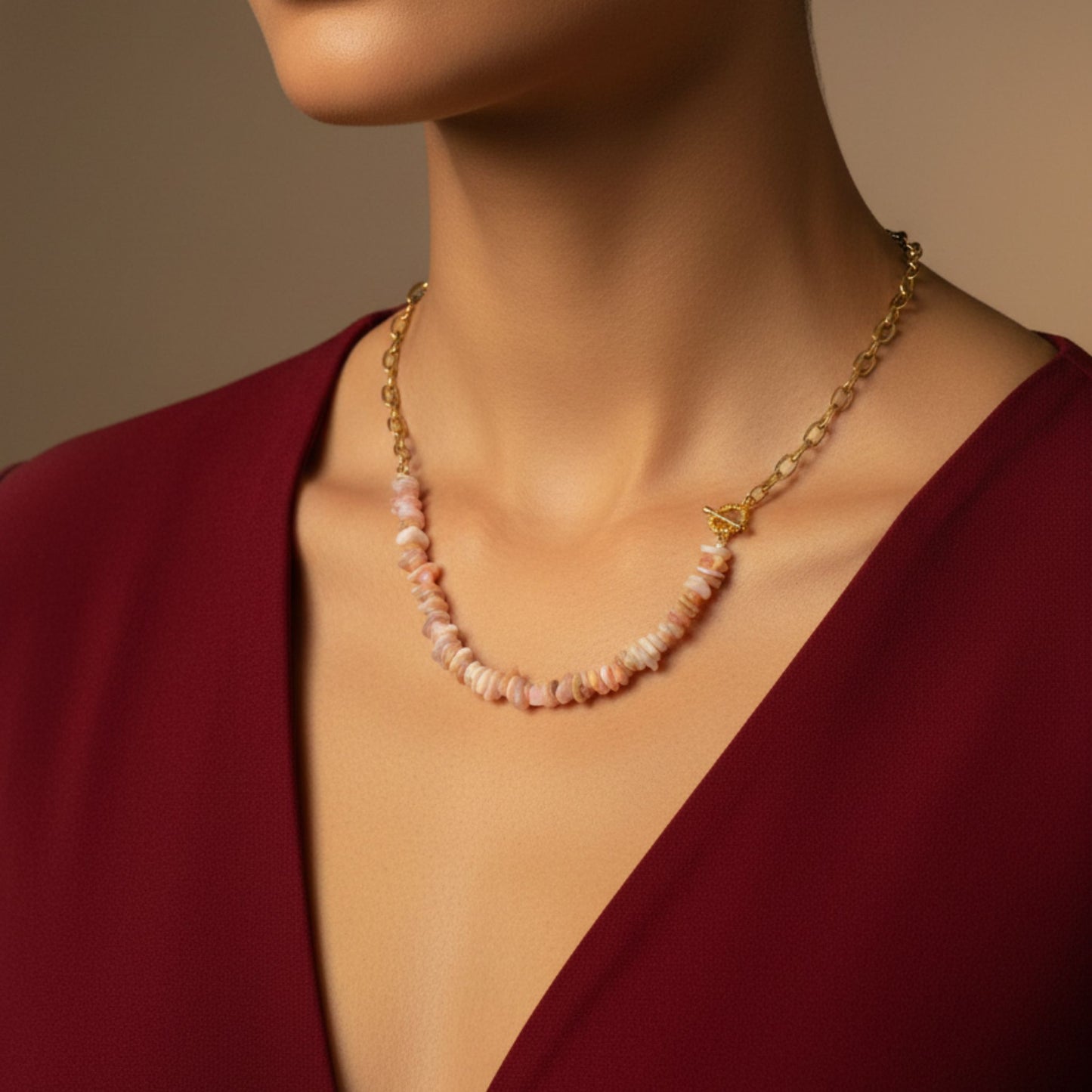 Colar Romance Rosa - Chips de Opala Rosa e Corrente Dourada
