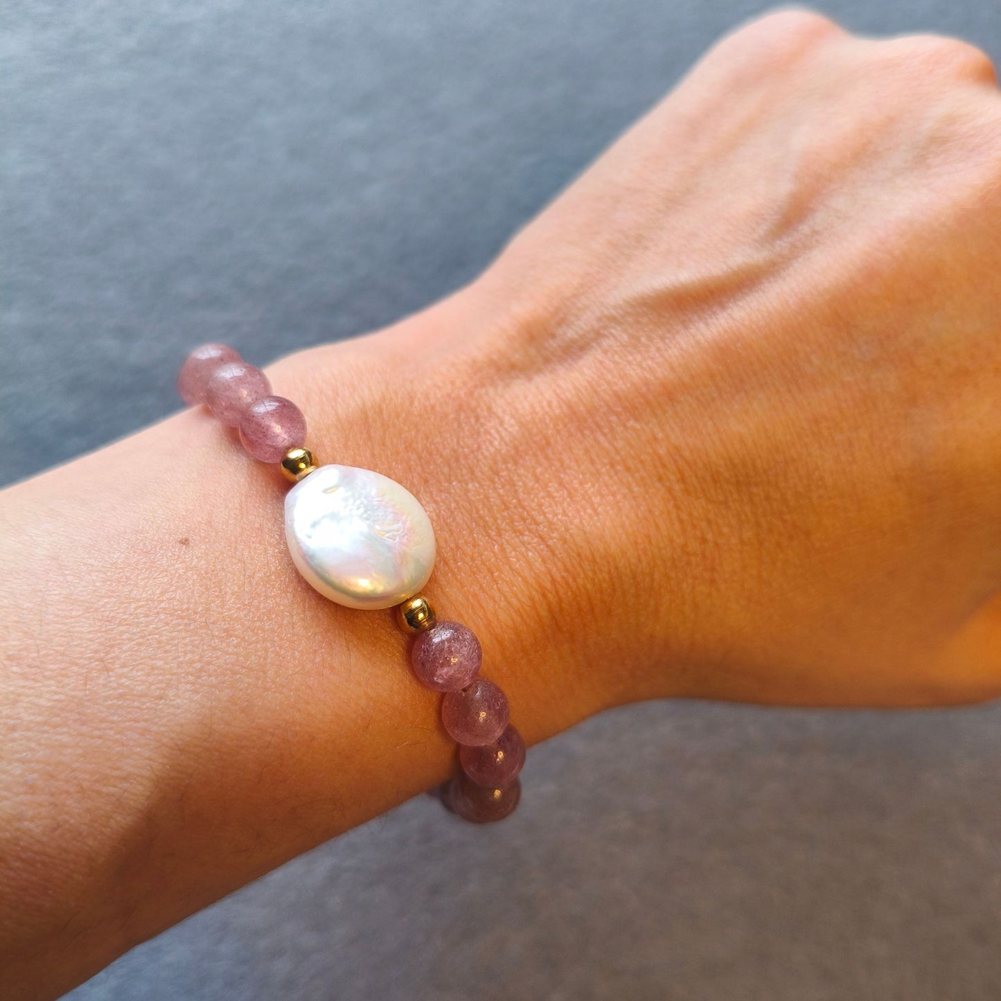 Pulseira Aura Rosa V – Quartzo Morango, Pérola Barroca e Aço Inox