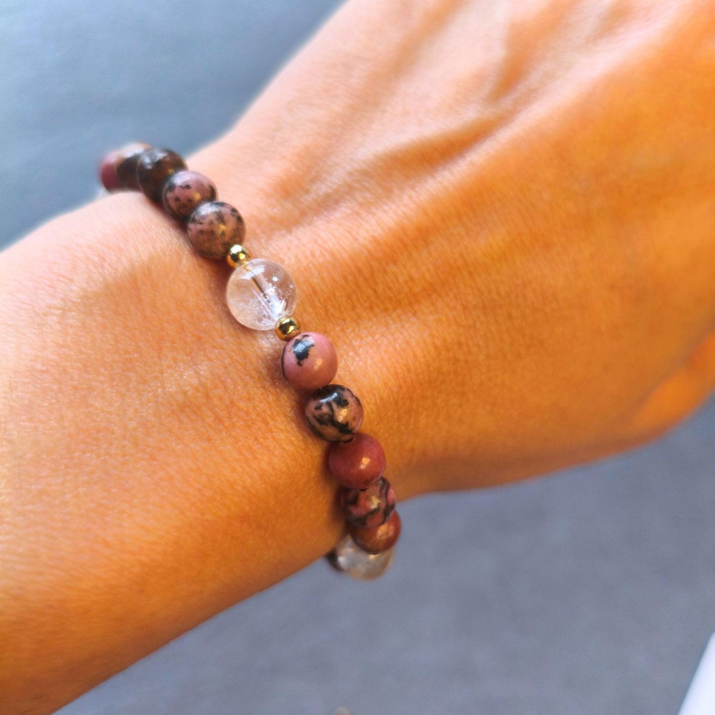 Pulseira Aura Rosa VII – Rodonite e Quartzo Cristal