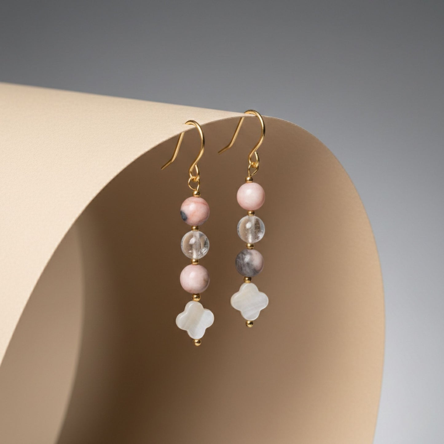 Brincos Aura Rosa VI – Jaspe Zebra, Quartzo Cristal e Madre Pérola