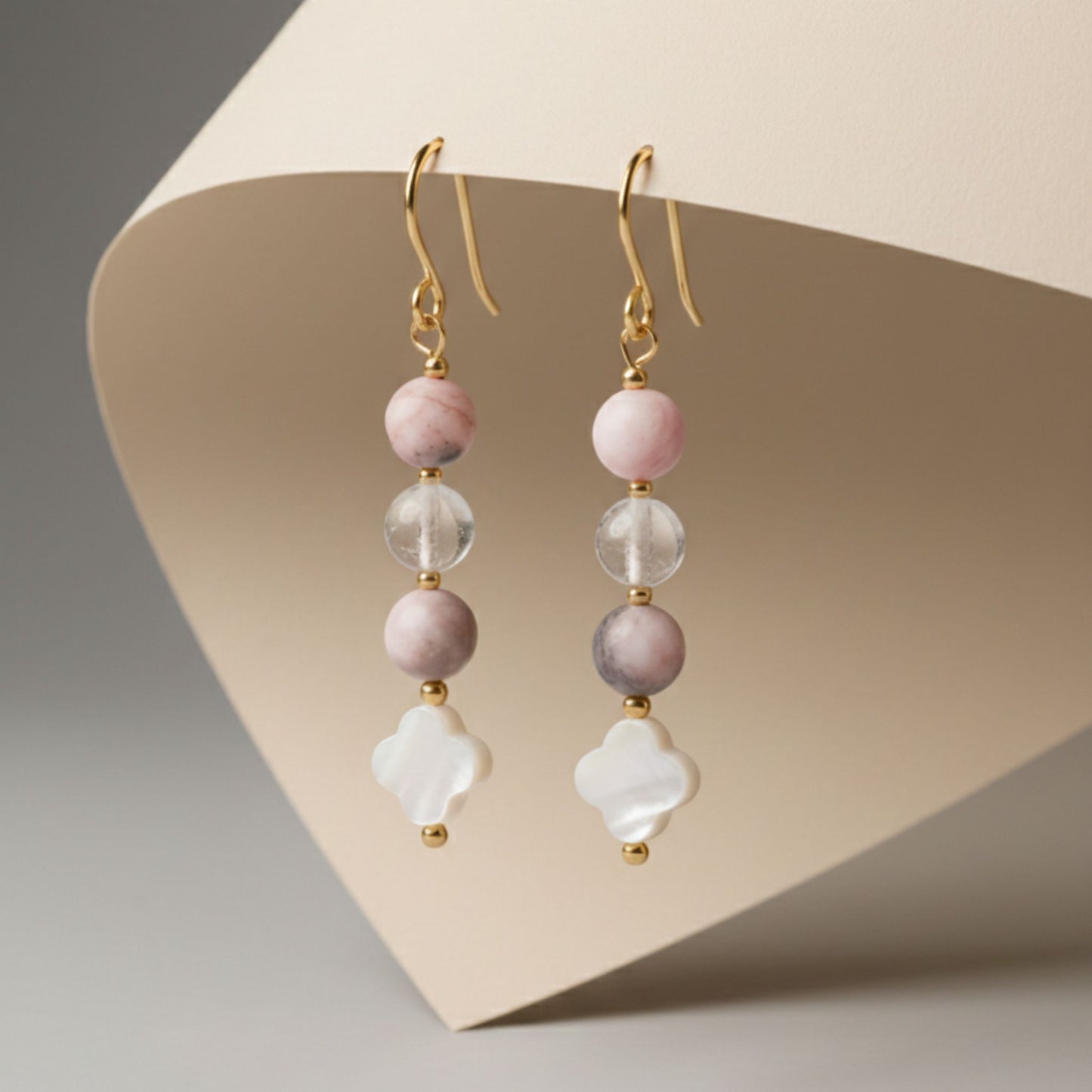 Brincos Aura Rosa VI – Jaspe Zebra, Quartzo Cristal e Madre Pérola