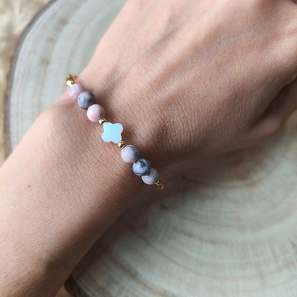 Pulseira Aura Rosa VI – Jaspe Zebra Rosa e Flores de Madre Pérola