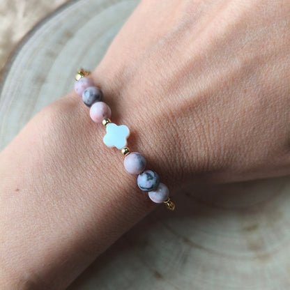 Pulseira Aura Rosa VI – Jaspe Zebra Rosa e Flores de Madre Pérola