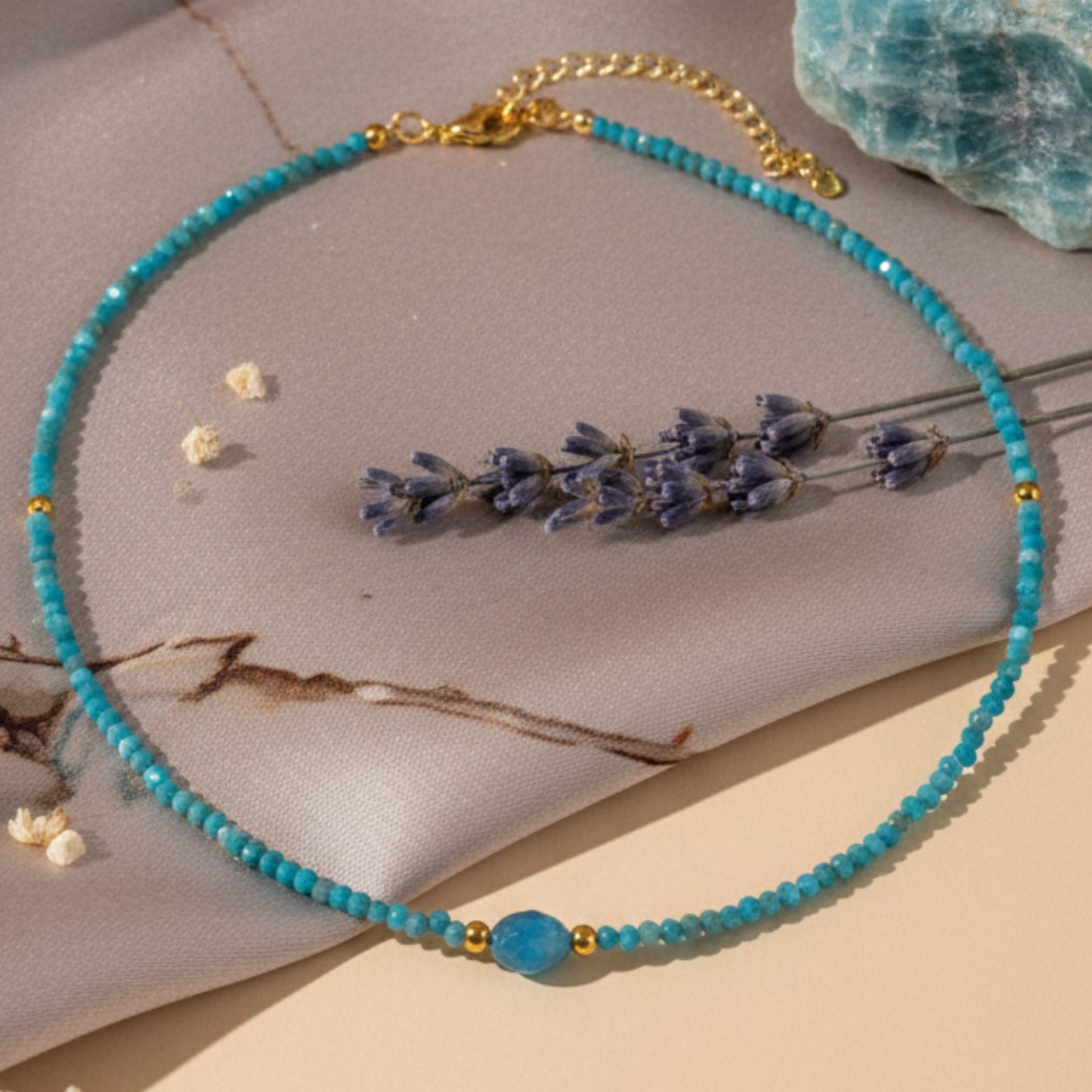 Colar Minimalista de Apatite - Brilho e Inspiração