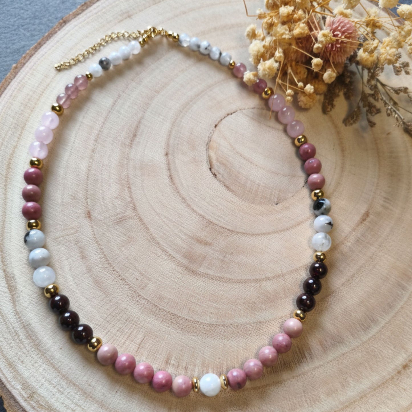 Colar Aura Rosa II – Pedra da Lua, Rodonite e Granada