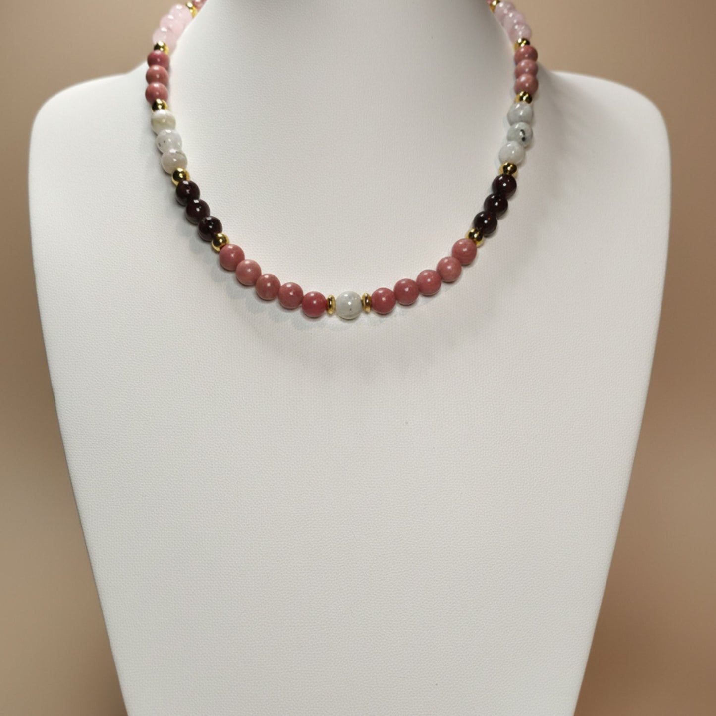 Colar Aura Rosa II – Pedra da Lua, Rodonite e Granada