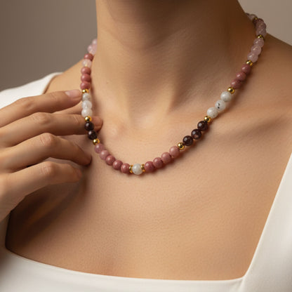 Colar Aura Rosa II – Pedra da Lua, Rodonite e Granada