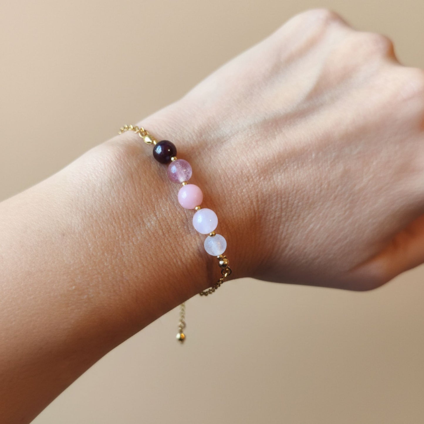 Pulseira Aura Rosa I – Granada, Opala Rosa e Aço Inox Dourado