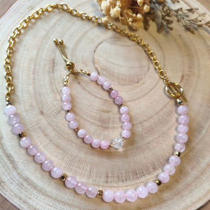 Aura Rosa III – Quartzo Rosa e Corrente em Aço Inox Dourado