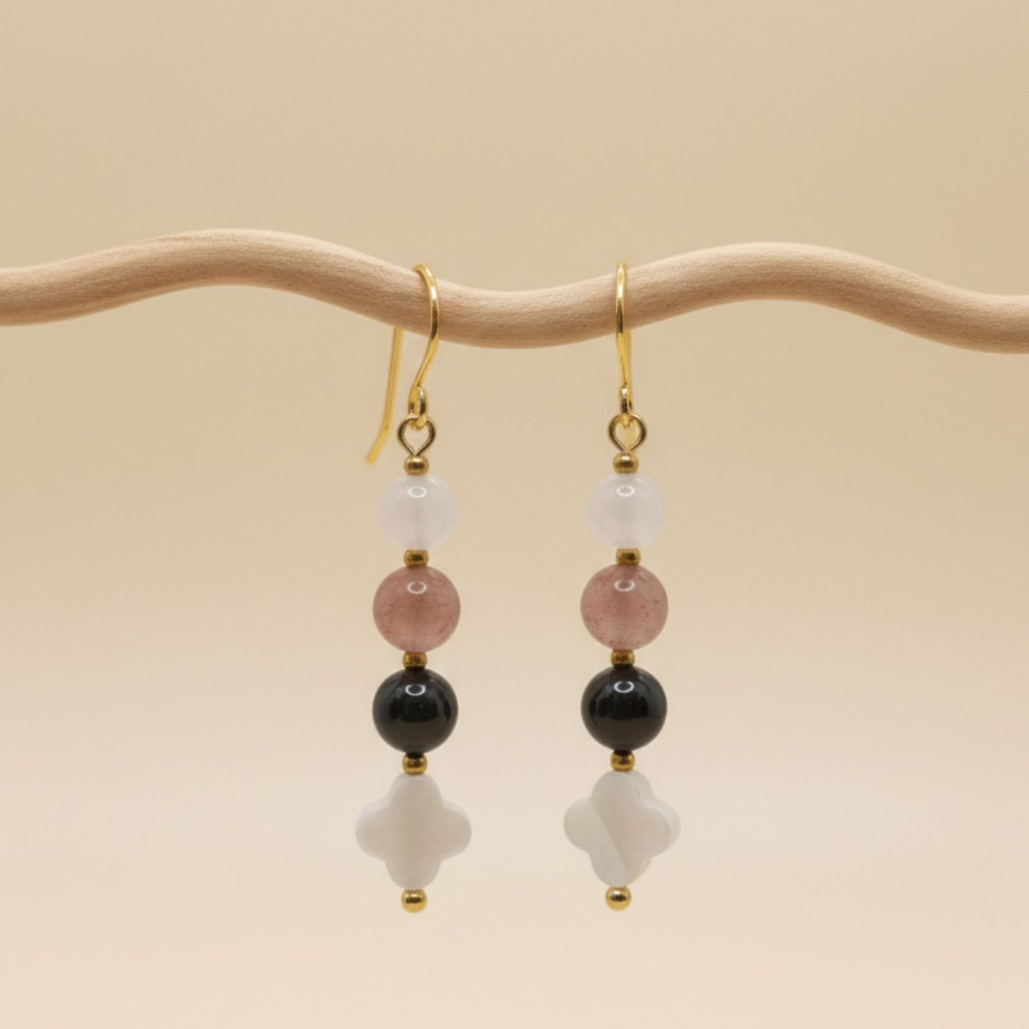 Brincos Aura Rosa – Granada, Quartzo Morango e Madre Pérola