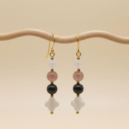 Brincos Aura Rosa – Granada, Quartzo Morango e Madre Pérola
