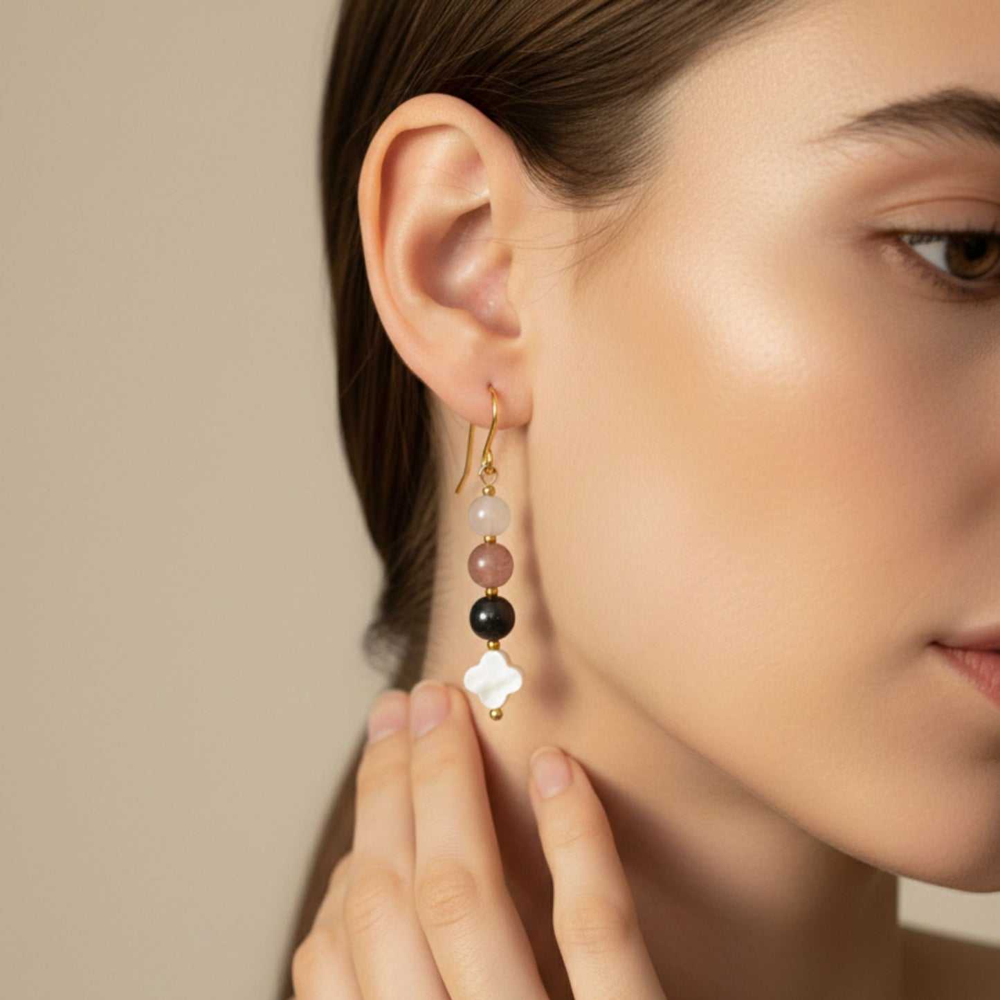 Brincos Aura Rosa – Granada, Quartzo Morango e Madre Pérola