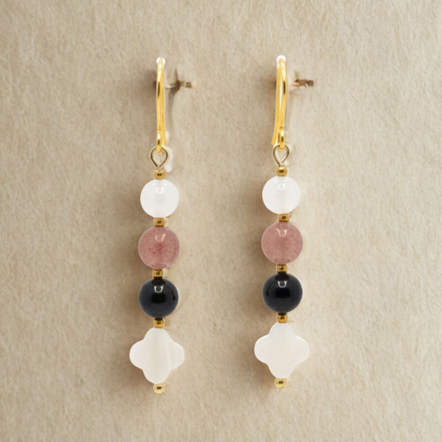 Brincos Aura Rosa – Granada, Quartzo Morango e Madre Pérola