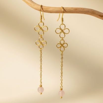 Brincos Aura Rosa – Flores Moldadas e Quartzo Rosa