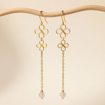 Brincos Aura Rosa – Flores Moldadas e Quartzo Rosa