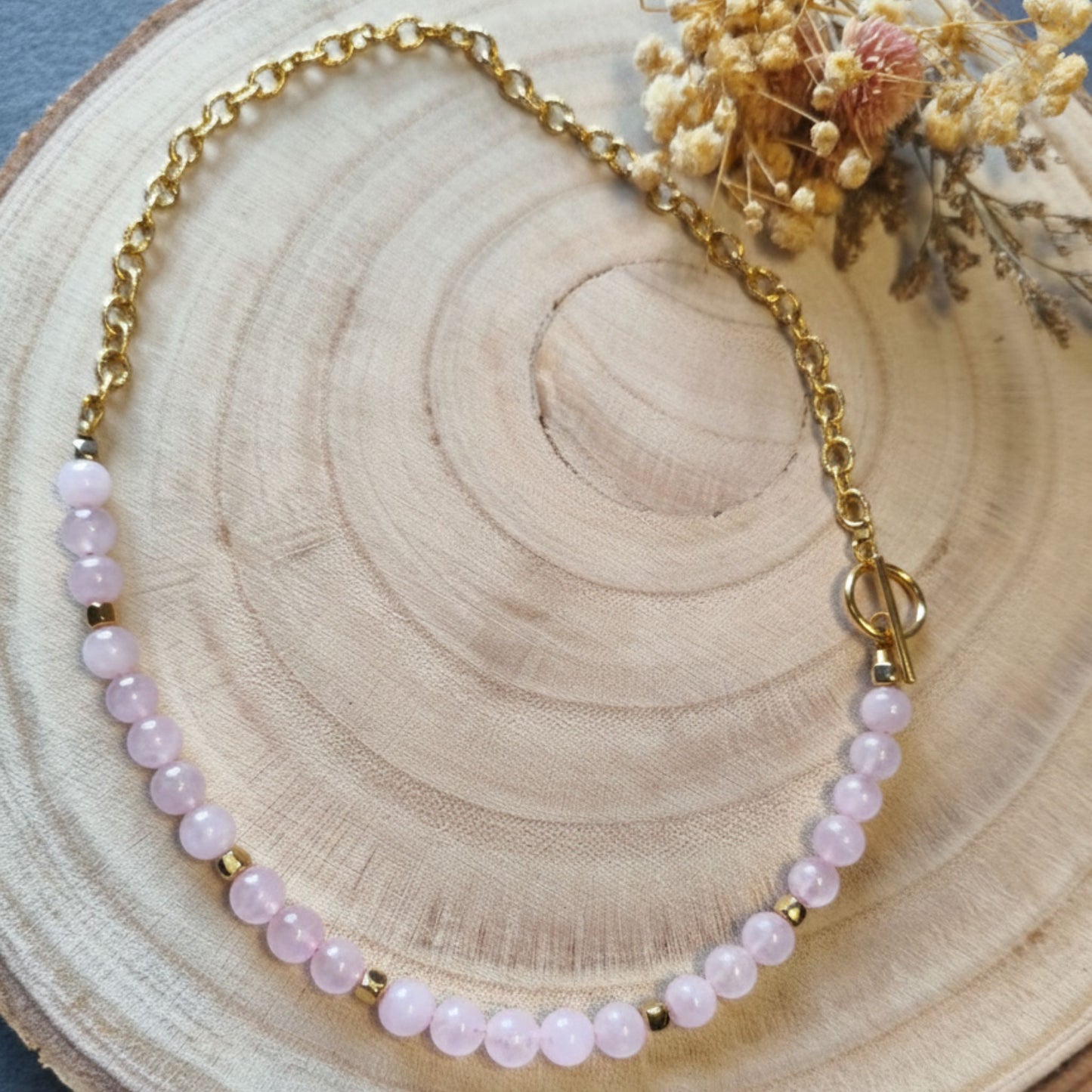 Aura Rosa III – Quartzo Rosa e Corrente em Aço Inox Dourado