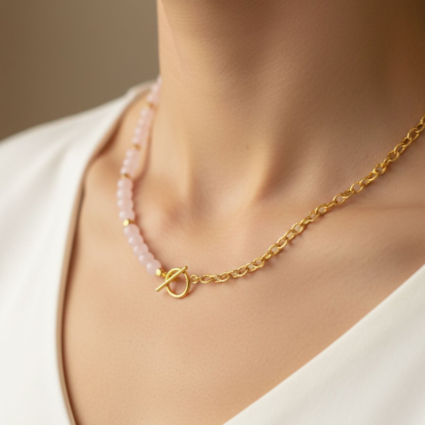 Aura Rosa III – Quartzo Rosa e Corrente em Aço Inox Dourado