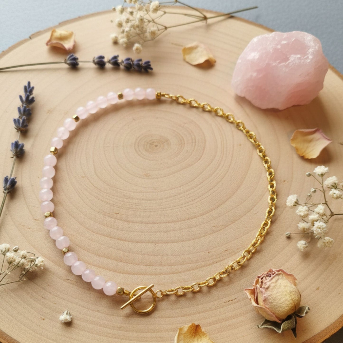 Aura Rosa III – Quartzo Rosa e Corrente em Aço Inox Dourado