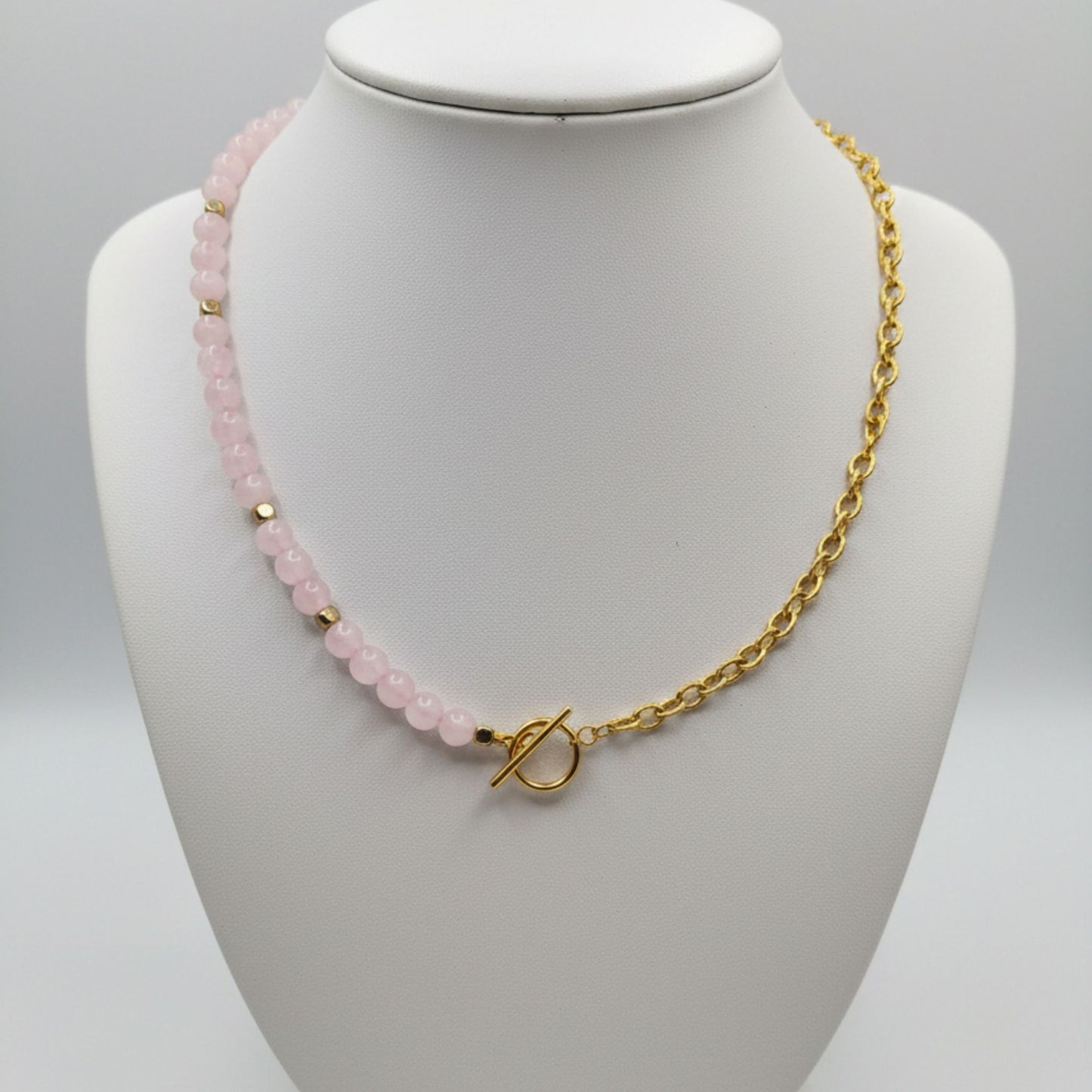 Aura Rosa III – Quartzo Rosa e Corrente em Aço Inox Dourado