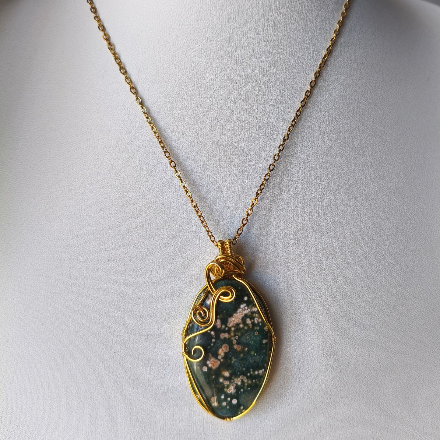 Pendente Jaspe Oceano Orbicular Feito à Mão em Dourado