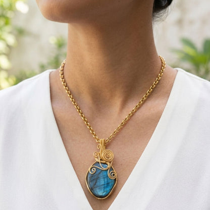 Pendente de Labradorite Feito à Mão em Dourado