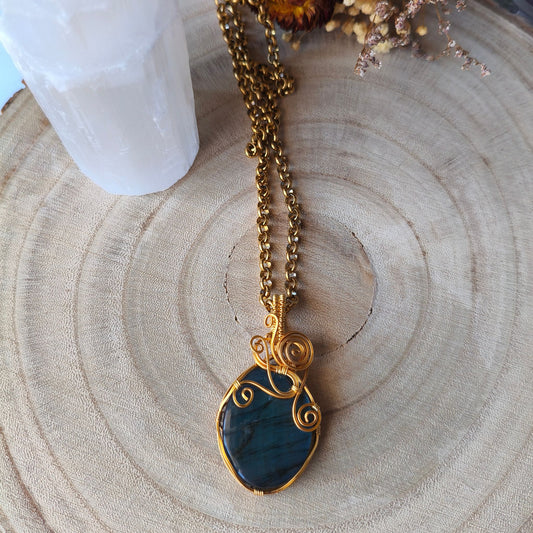 Pendente de Labradorite Feito à Mão em Dourado