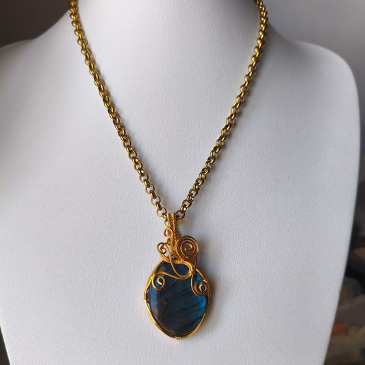 Pendente de Labradorite Feito à Mão em Dourado