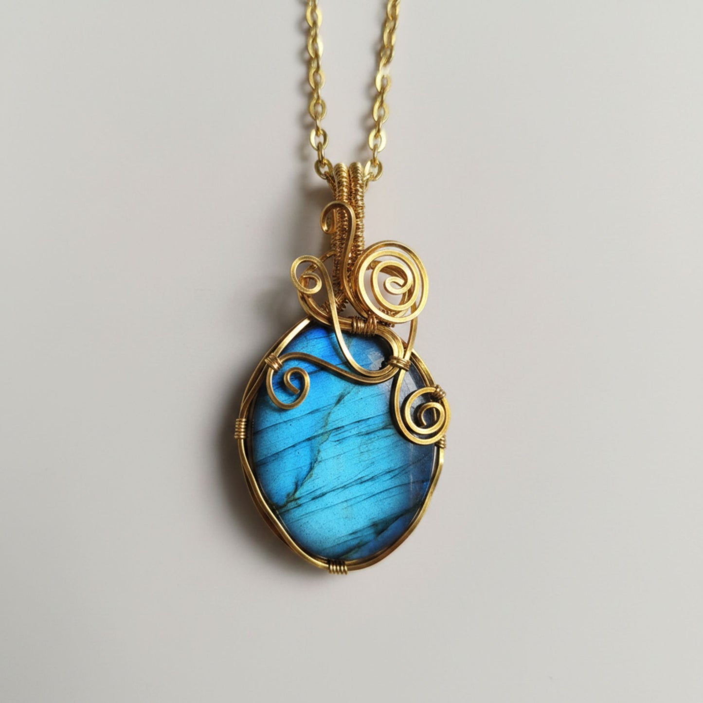 Pendente de Labradorite Feito à Mão em Dourado