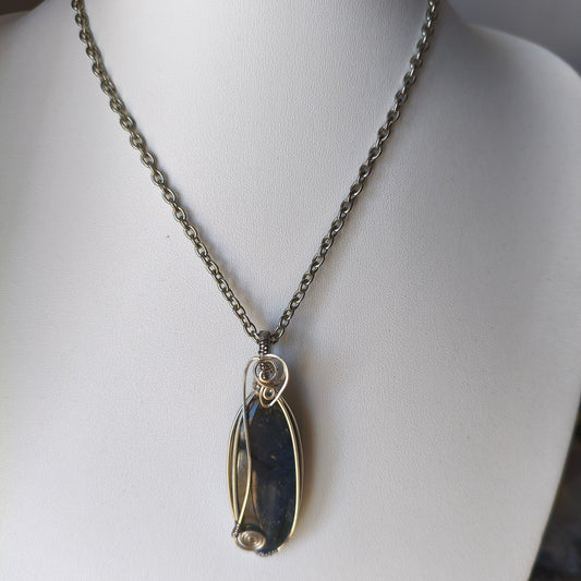 Pendente de Labradorite Feito à Mão em Aço Inoxidável