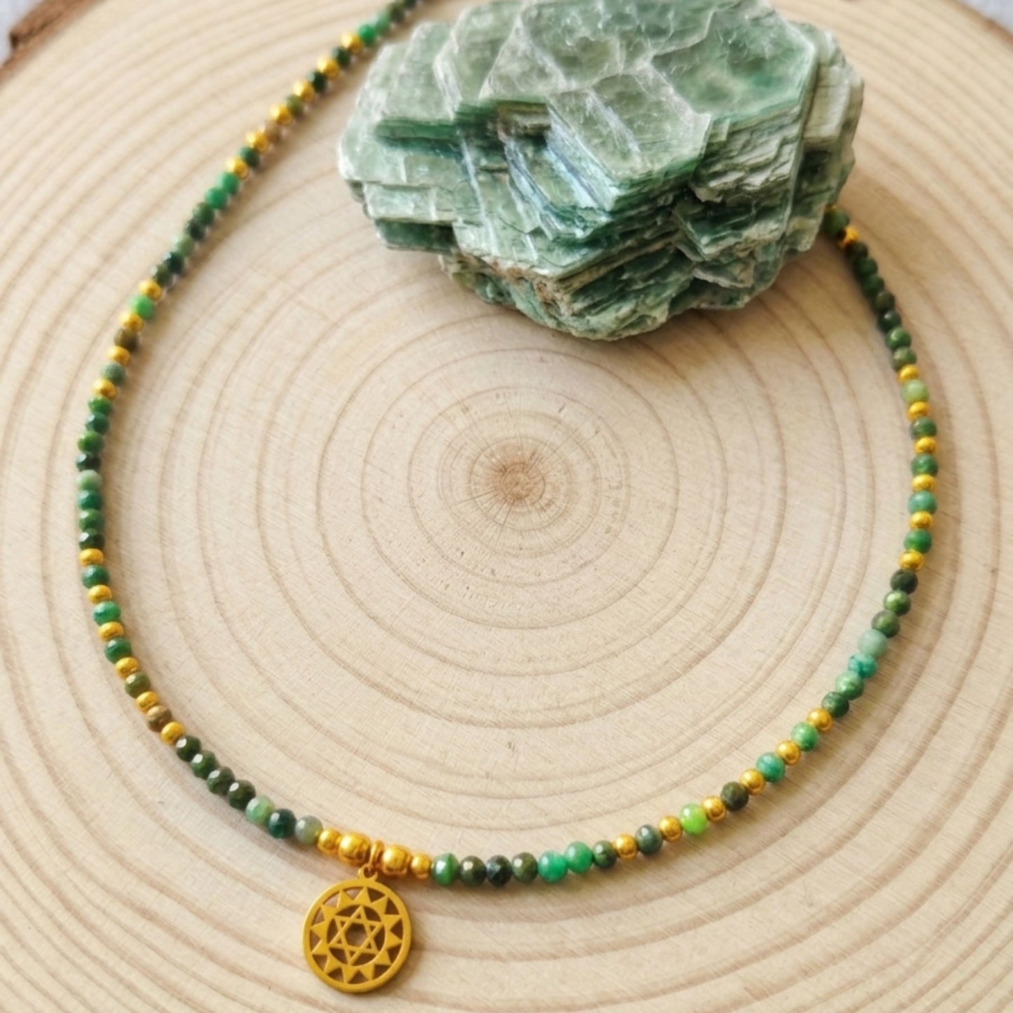 Colar Mica Verde · Chakra Cardíaco