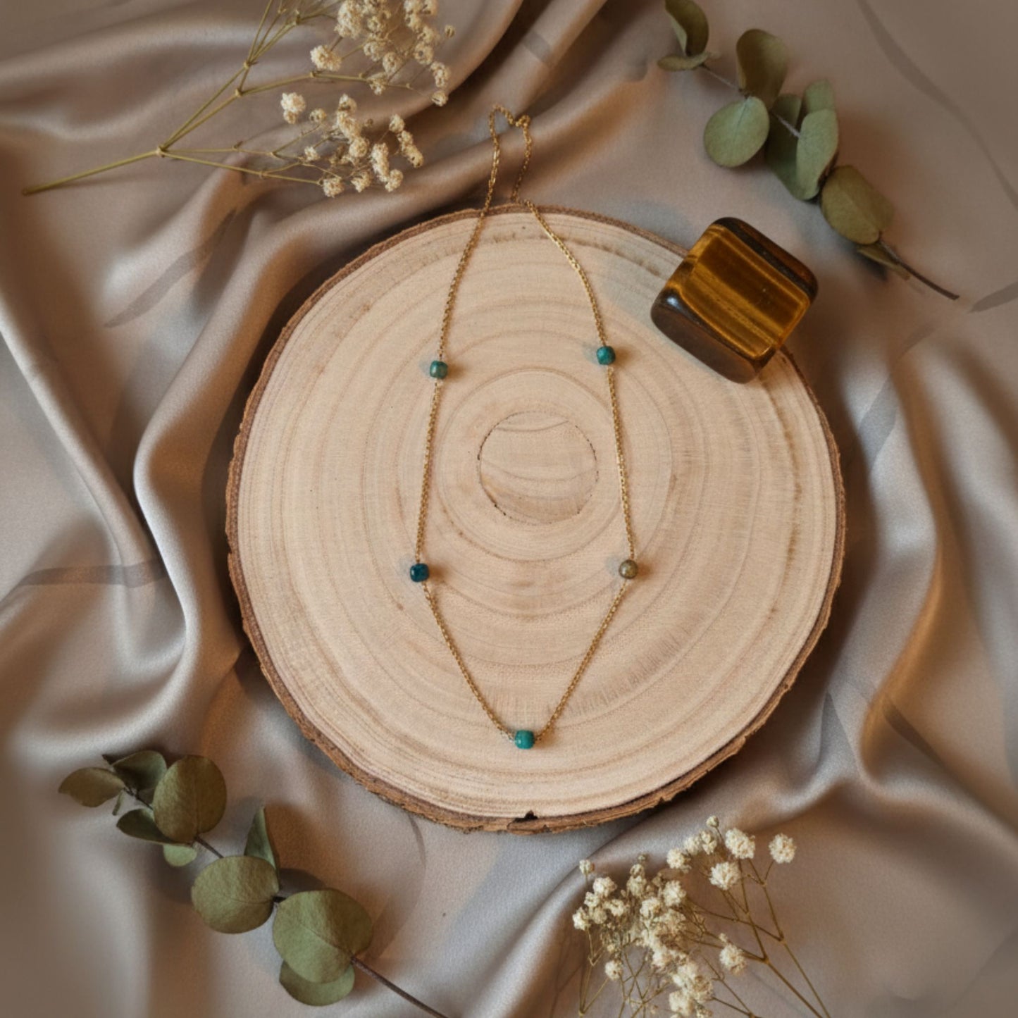 Colar Olho de Tigre Azul e Corrente Dourada