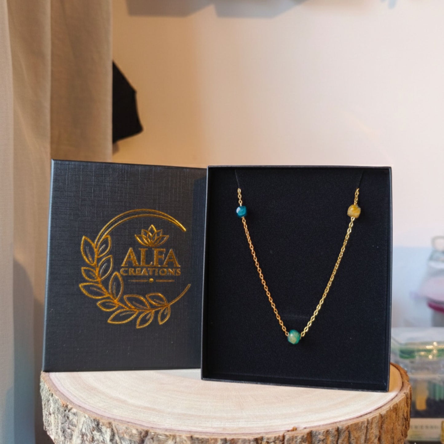 Colar Olho de Tigre Azul e Corrente Dourada