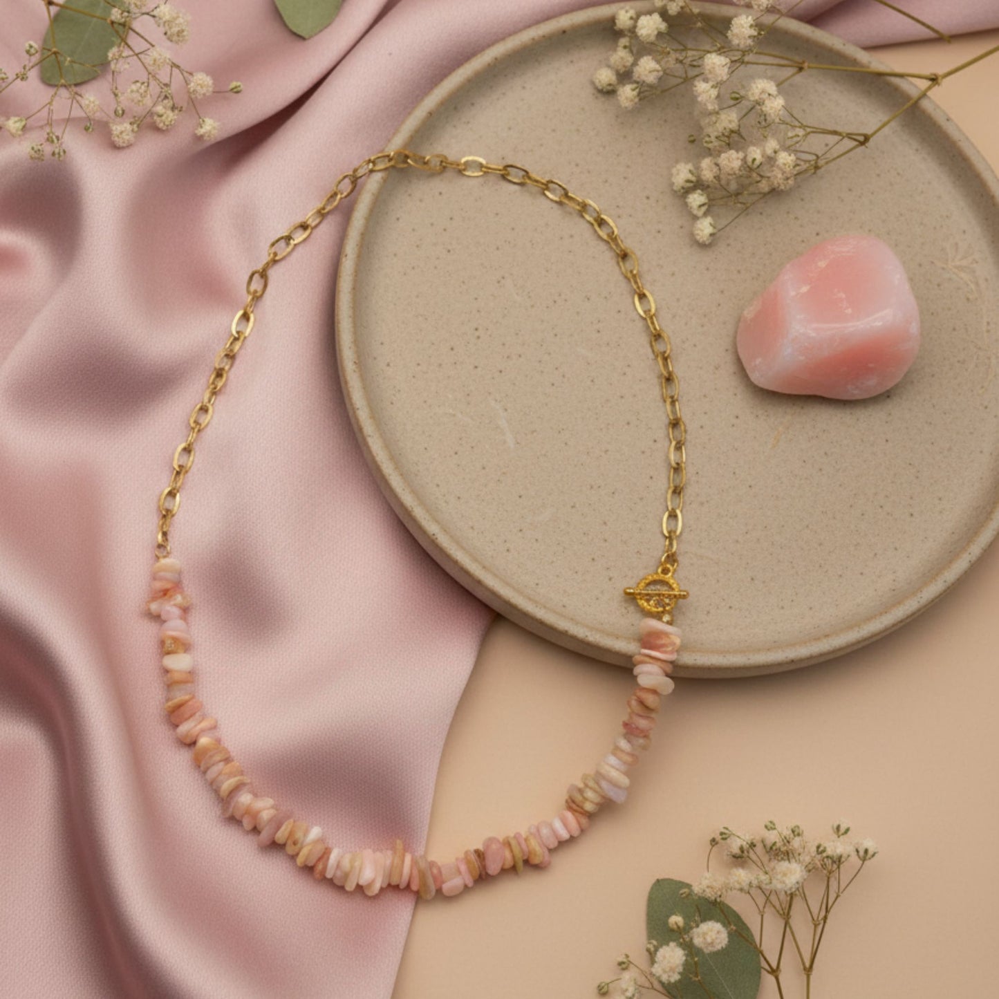 Colar Romance Rosa - Chips de Opala Rosa e Corrente Dourada