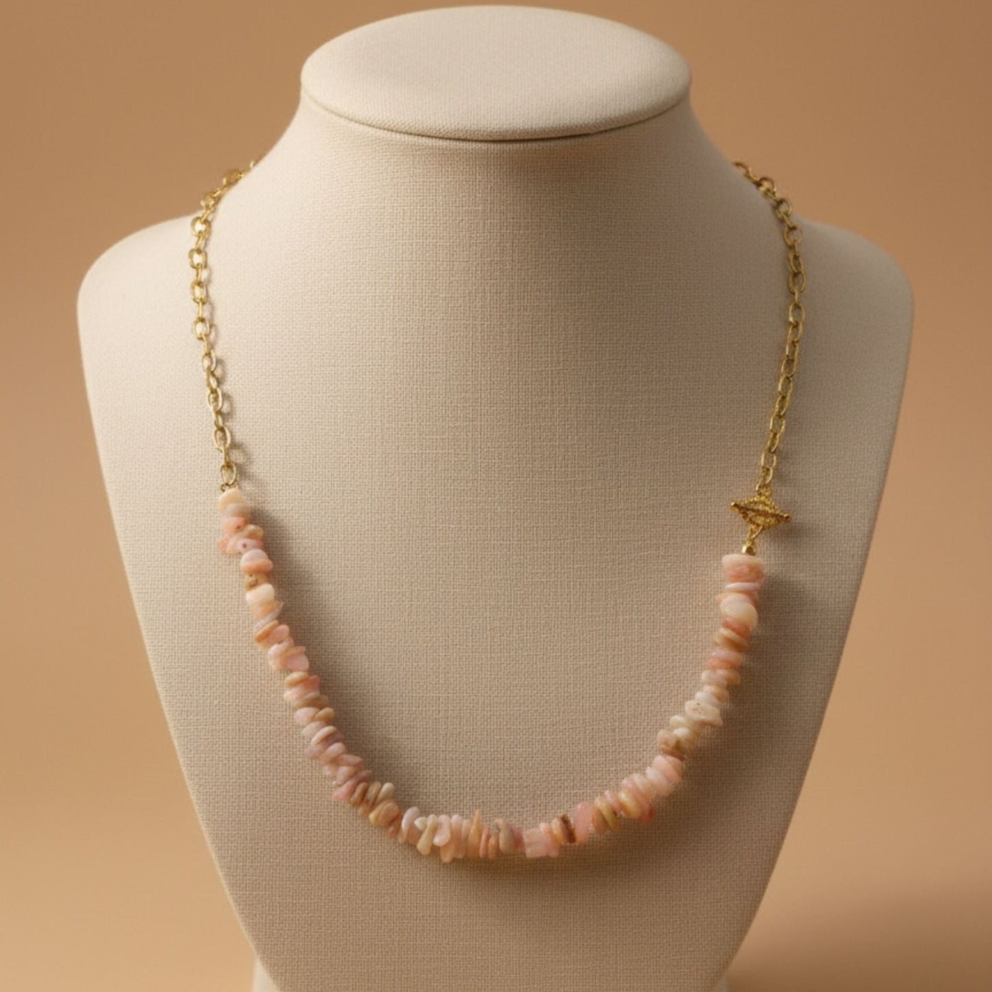 Colar Romance Rosa - Chips de Opala Rosa e Corrente Dourada