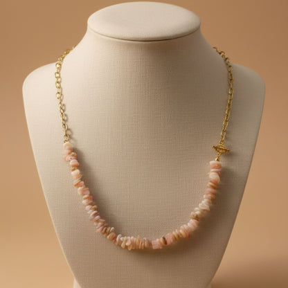 Colar Romance Rosa - Chips de Opala Rosa e Corrente Dourada