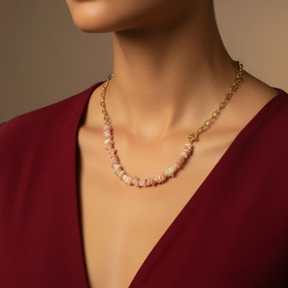Colar Romance Rosa - Chips de Opala Rosa e Corrente Dourada