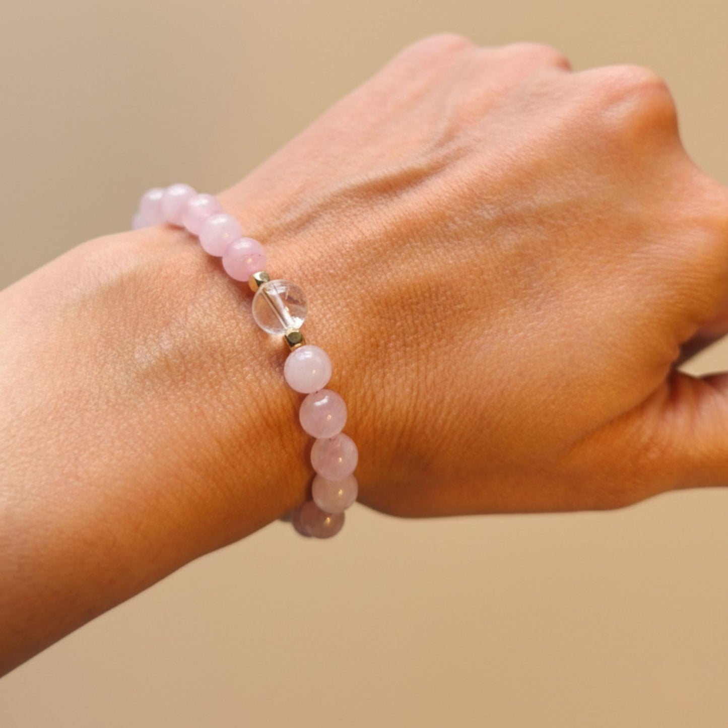 Pulseira Aura Rosa III – Quartzo Rosa e Hematite Dourada