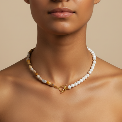 Colar com modelo bronzeada