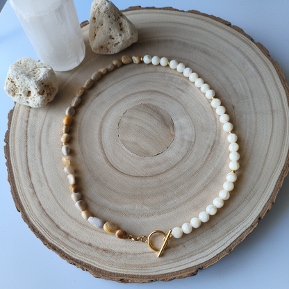 Colar em base de madeira com selenite e coral fossilizado