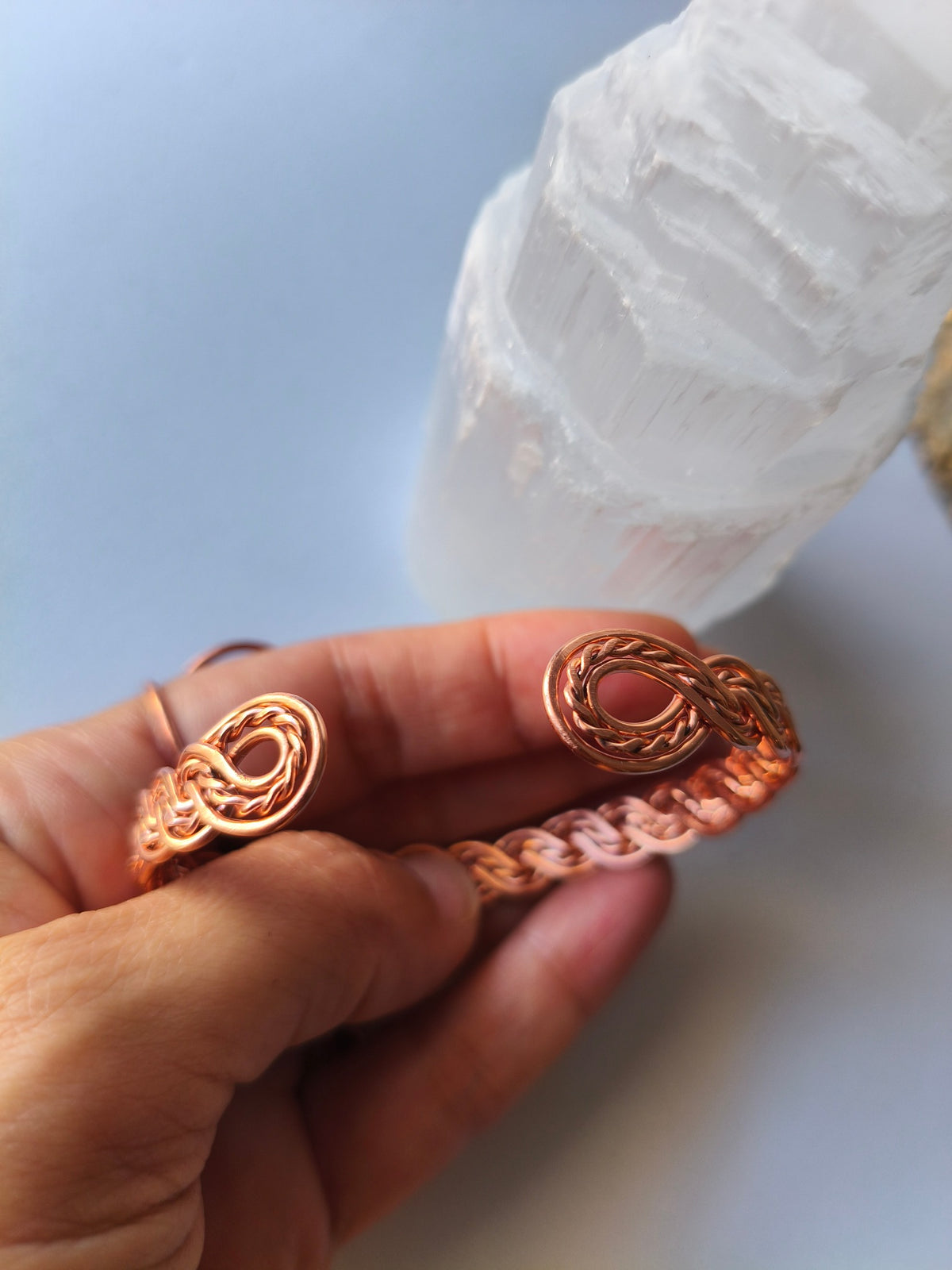 Detalhe das pontas em espiral da pulseira aberta de cobre
